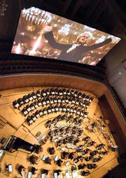 Mozart dirigiert als «Amadeus» im KKL das 21st Symphony Orchestra mit Chor (Leitung: Ludwig Wicki). (Archivbild: Priska Ketterer)