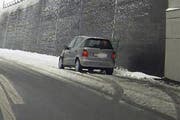 Dieser Mercedes wurde ebenfalls beschädigt: Er fuhr über ein Trümmerteil. (Bild: Geri Holdener / Bote der Urschweiz)