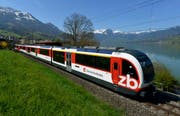 Ein Zug der Zentralbahn fährt dem Sarnersee entlang. (Bild: Keystone / Urs Flüeler)