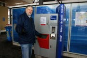 Harald Woermann am Billettautomaten beim Bahnhof Sarnen. (Bild Primus Camenzind/Neue OZ)