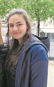 «Den Firmen machen die Politiker Geschenke, aber den Schulen nehmen sie das Geld weg», Phoebe (16), Schülerin aus Luzern. (Bild: Martina Odermatt)