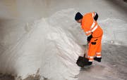 Ein Arbeiter im Streusalzlager in Sursee. In der ganzen Zentralschweiz wird langsam das Streusalz knapp. (Bild Eveline Bachmann/Neue LZ)
