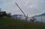 Und auch der Mast der Hochspannungsleitung hat Schaden genommen. (Bild: Kantonspolizei Zug)