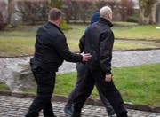 Begleitschutz: Die beim Überfall verletzte Frau wurde am ersten Verhandlungstag von zwei Sicherheitskräften ins Gericht eskortiert. (Bild: Geri Holdener, Bote der Urschweiz)