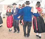 Urner und Glarner Trachtenleute stellen beim Tanz ihr Können unter Beweis. (Bild: Franz Imholz (Urnerboden, 6. August 2017))