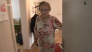 Diese ältere Dame wurde Opfer des falschen Handwerkers. (Bild: Screenshot Tele 1)