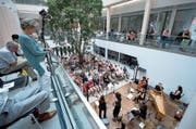 Der Innenhof des Pflegezentrums ist zwar akustisch geeignet, bietet aber für zu wenig Publikum Platz. (Bild: Maria Schmid (Baar, 30. Juli 2017))