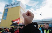Eine Kundgebung vor dem Amazon-Standort in Leipzig. (Bild: Sebastian Willow/Keystone (24. November 2017))