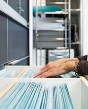 Die heute noch analogen Krankenakten gehören bald der Vergangenheit an: Ein Bundesgesetz schreibt die Überführung in elektronische Dossiers bis 2020 vor. (Symbolbild: Christian Beutler/Keystone)