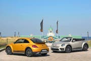 Doppel der besonderen Art: der VW Beetle Dune als Coupé und Cabriolet vor der holländischen Dünenlandschaft. (Bild: PD)