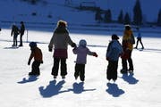 Das Natureisfeld auf dem Sihlsee ist schon länger freigegeben. (Bild Stefan Kaiser/Neue SZ)