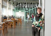 Johanna-Yasirra Kluhs an ihrem neuen Arbeitsort, dem Südpol in Kriens. (Bild: Corinne Glanzmann)