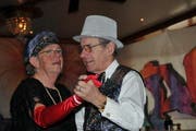 Rita Durrer und Ueli Gubler schwingen an der Seniorenfasnacht in Kerns das Tanzbein. (Bild Matthias Piazza/Neue OZ)