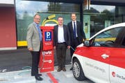 Christian Bircher (links), Direktor vom EWN, Beat Plüss (Mitte), Gemeindepräsident von Stansstad und Renato Fasciati (rechts), Geschäftsführer der Zentralbahn bei der Eröffnung der Elektrotankstelle in Stansstad. (Bild: PD)