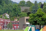 Unsere Bildmontage zeigt das Provisorium der Bank bei den Schulanlagen Cher (links) und den geplanten Neubau (Visualisierung) anstelle der heutigen Landenberg-Villa. (Bild: Bildmontage Ohrengrübel)