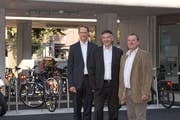 Zentralbahn-Geschäftsführer Renato Fasciati, Baudirektor Hans Wicki und Gemeindepräsident Beat Plüss vor den neuen Veloparkplätzen beim Bahnhof Stansstad. (Bild PD)