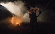 Spätestens, wenn Fränz Röösli die perfekte Holzkohle in Händen hält, waren die Anspannung und die einsame Arbeit am Meiler jede Mühe wert. Bald ist es so weit. (Bild: Filmcoopi)