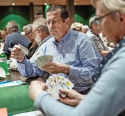 Konzentriert auf den nächsten Stich: Hanspeter Meyer und Paula Etterli am Jasstisch im Krienser Restaurant Wichlern. (Bild: Pius Amrein (17. Oktober 2016))
