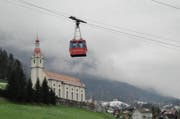 Eine Seilbahn fährt von Schattdorf aufs Haldi. (Bild Markus Zwyssig)