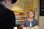Rosmarie Lang verkauft Brötchen in der Wey Beck, die bald neue Konkurrenz erhält. (Bild Corinne Glanzmann/Neue LZ)