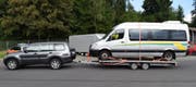Die Last zu schwer, die Bremsen zu schwach: Das war das Resultat die Kontrolle dieser Gefährte-Kombination. (Bild: Luzerner Polizei)