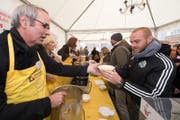 Stadtpräsident Beat Züsli serviert eine Suppe für FCL-Stürmer Marco Schneuwly. (Bild: Eveline Beerkircher)