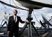 Der Direktor der Wasserwerke Zug, Andreas Widmer, inmitten von Satellitenschüsseln auf dem Dach des Hauptsitzes in Zug. (Bild Stefan Kaiser)
