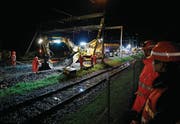 Bei Wind und Wetter wird beim Bahnhof Zug unter Hochdruck gearbeitet. (Bild: Stefan Kaiser (Zug, 25. Juli 2017))