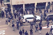 In der Voltastrasse kam es zu diversen Beschädigungen von Wohnhäusern. (Bild: Leserreporter)