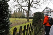 Östlich des alten Bauernhauses an der Seestrasse wird ein Mehrfamilienhaus gebaut. Dafür bleibt die Bossardwiese unangetastet. (Bild Stefan Kaiser)