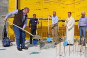 Kirchenratspräsident Ubald Zemp, Architekt Daniel Lischer, Baukommissionspräsident Markus Fröhlich, Gemeindeleiter Daniel Unternährer und Projektleiter Urs Häller (von links) bedecken die Metallbox, die mit Dokumenten gefüllt ist, mit Beton. (Bild: PD)