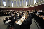 Trotz Protesten der Grünen und der SP, die den Saal verliess: Das Parlament nahm das Buget mit grossem Mehr an. (Bild: Pius Amrein / Neue LZ)