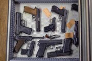 Bei der Fahrzeugkontrolle in Uri wurden Waffen sichergestellt. Im Symbolbild: Waffen in einer Werkstatt in Menznau. (Bild: KEYSTONE/Martin Ruetschi)