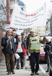 SDA-Journalisten demonstrieren gegen Abbau. (Bild: Peter Schneider/KEY)