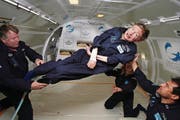 Hawking bei einem Zero-G-Flug, der Schwerelosigkeit simuliert. (Bild: AP (26. April 2007))