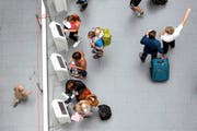 Reisende beim Self-Check am Flughafen Zürich. (Bild: Keystone/Ennio Leanza)