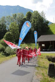 Ein Hauch Olympia in Giswil - zum Beginn der Eröffnungsfeierlichkeiten zog der Nachwuchs des Skiclubs Schwendi-Langis ein. (Bild: PD)