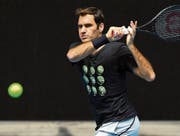 Strahlt Zuversicht aus: Roger Federer bei seiner Trainingseinheit. (Bild: Julian Smith/EPA (Melbourne, 14. Januar 2018))