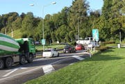 Beim Kreisel Fänn in Küssnacht wird ein Verkehrsdienst eingesetzt. (Bild: Charly Keiser / Neue SZ)