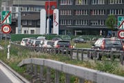 Der Bund unternimmt einen ersten Schritt fürs Mobility-Pricing. Im Bild zu sehen: die Autobahnausfahrt Baar. (Bild: Stefan Kaiser (20. Mai 2015))