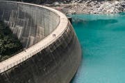 Über die zukünftige Energieversorgung der Schweiz wird derzeit in Bern heftig debattiert. Im Bild: der Zervreila-Stausee in Vals. (Bild: Keystone/Gian Ehrenzeller)