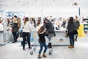 Laut einer Studie der Credit Suisse lohnt sich der Einkauf im Ausland erst ab 600 Franken. (Bild: Ennio Leanza/Keystone (Konstanz, 17. Januar 2005))