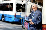 Ab diesem Sommer können sich die VBL-Chauffeure mit einem eigenen Tablet informieren – so wie gestern Lutz Jacobs in seiner Pause bei der Bushaltestelle Maihof. (Bild Nadia Schärli)