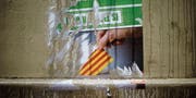 Überreste eines Abstimmungsplakats, auf dem für ein Ja zur katalanischen Unabhängigkeit beim Urnengang vom 1. Oktober geworben worden ist. (Bild: Imago (Barcelona, 19. Oktober 2017))