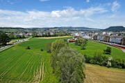 Auf dieser Fläche zwischen Zug und Baar soll das Megaprojekt zu stehen kommen.Bild: Stefan Kaiser (10. Mai 2016)