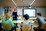 Die obligatorischen Schulen werden immer teurer - auch in der Zentralschweiz. Im Symbolbild: Eine Lehrerin unterrichtet in einer Schule in Luzern. (Symbolbild/ Philipp Schmidli / Neue LZ)