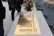 Die Gedenktafel zu Ehren der neun verstorbenen Mineure wurde am Dienstag enthüllt. (Bild: Keystone)
