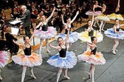 Die Tänzerinnen des Ballettstudios Scheitlin und der Ballettschule Uri sorgten gestern im KKL für farbige Akzente. (Bild: Pius Amrein / Neue LZ)