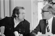 Der tschechische Autor Pavel Kohout (links) 1975 im Gespräch mit Luzerns Stadtpräsident Hans Rudolf Meyer. Anlass ist die geplante Uraufführung von Kohouts Stück «Roulette» am Stadttheater. (Bild Emanuel Ammon/Aura)