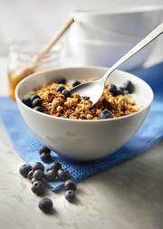 Mit dem Müesli nehmen Konsumenten oft unbemerkt viel Zucker auf. (Bild: Getty)